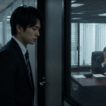 緊張感のある会議室の前で、退職を切り出せず不安そうに立ち尽くす若い会社員