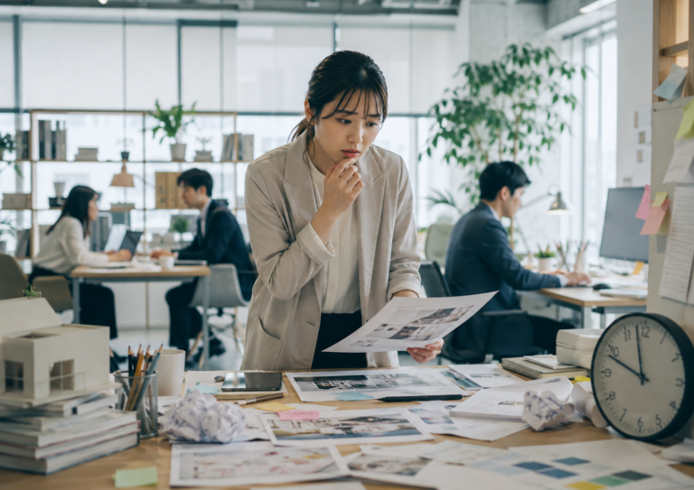 好きな仕事なのに向いていないと感じて悩む会社員のイメージ