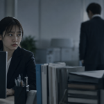 怖い上司の存在を気にして、仕事中に萎縮する部下