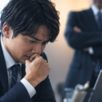 怖い上司を前に、質問や相談をためらって悩む部下