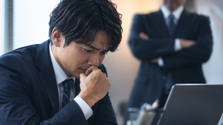 怖い上司を前に、質問や相談をためらって悩む部下