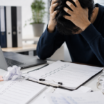 確認しても仕事のミスが続き、頭を抱える会社員