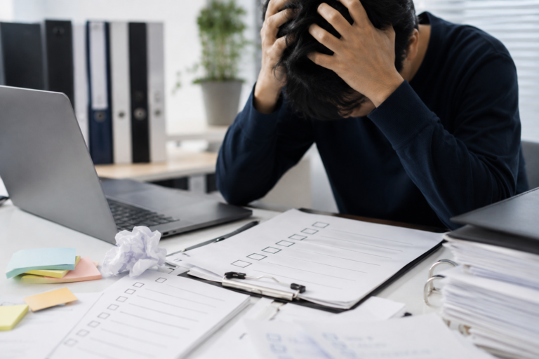 確認しても仕事のミスが続き、頭を抱える会社員