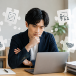 転職先の仕事内容や条件を表す複数の求人を前に、次に何をしたいか分からず悩む男性