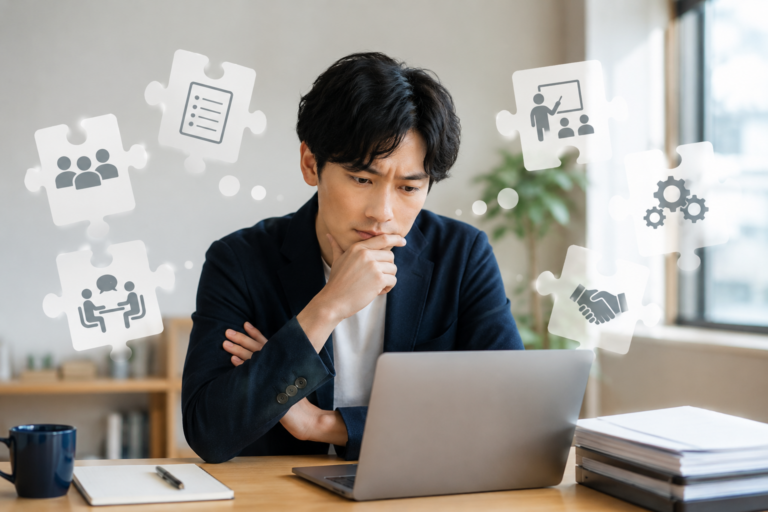 転職先の仕事内容や条件を表す複数の求人を前に、次に何をしたいか分からず悩む男性