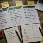 複数の求人票を比較し、条件の違いに迷って応募先を決められない様子