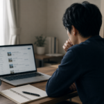 求人サイトを見ながら応募せずに考え込む男性